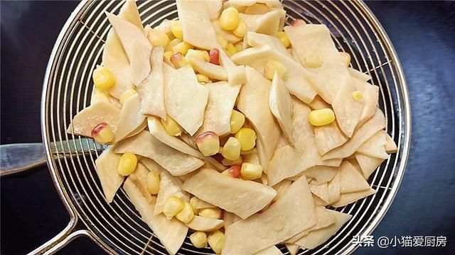 香葱葱白|教你用杏鲍菇和黄瓜还有西红柿一起炒来吃，清香鲜美，营养又好吃