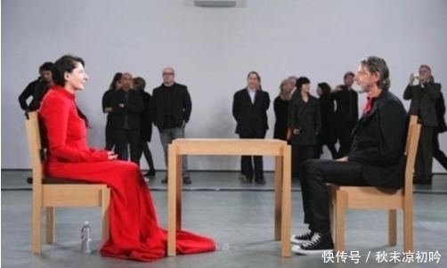 外国有位女子,连坐713H都不动弹一下,打破吉尼斯纪录!