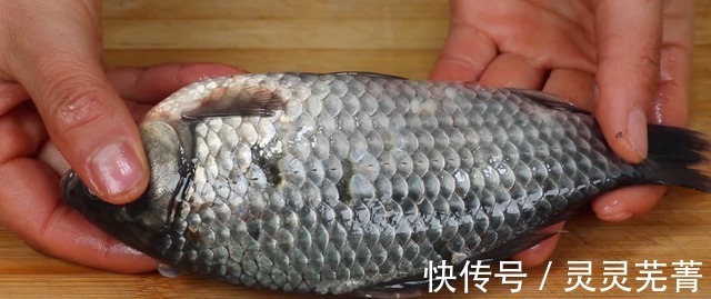 才知道去鱼鳞不要用刀,加一个塑料袋,又快又干净,这方法太棒了!