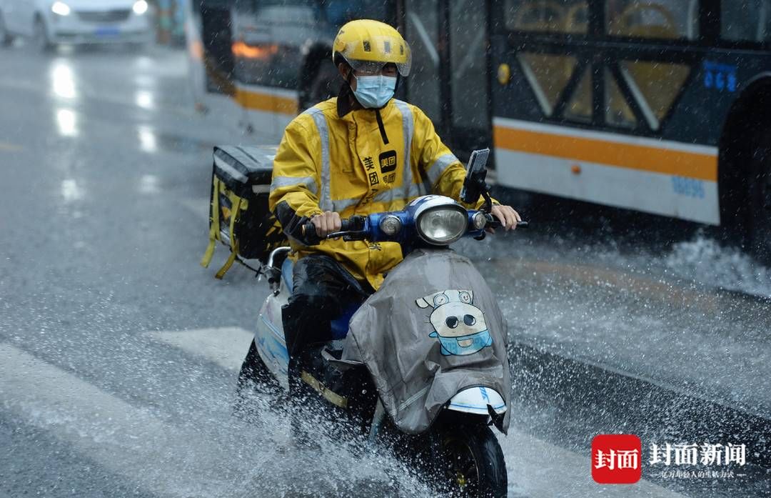 大雨倾盆|大雨倾盆 他们奔驰在路上