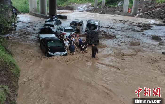 救援|暴雨致车辆被淹市民被困 重庆消防员搭人墙营救