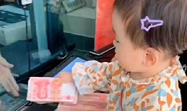 “最小富婆宝宝”存钱火了,惹网友嫉妒活得不如一个穿尿不湿的