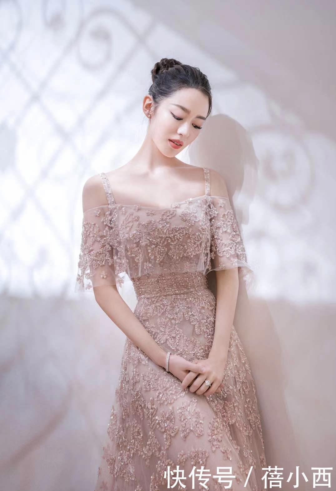 凹凸感|吉娜又穿出了我们想要的“凹凸感”,裸色上衣配牛仔裤,气质高级