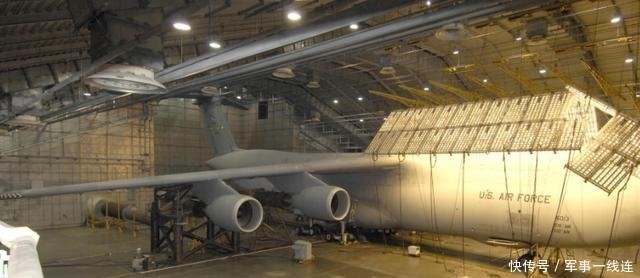 为什么客机机翼在机腹,军用运输机机翼在背部,专家:装东西不同