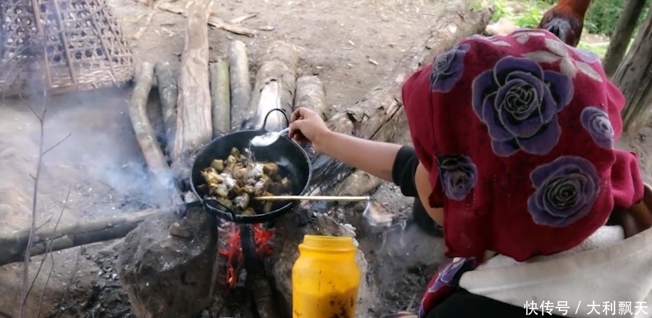 尼泊尔|尼泊尔山区农村建房子,主人砍五斤黑猪肉,红烧猪肉招待帮忙的