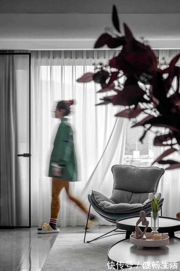 背景墙|越来越多人沙发不靠墙,往前挪动50cm,效果不是一般的大气、实用