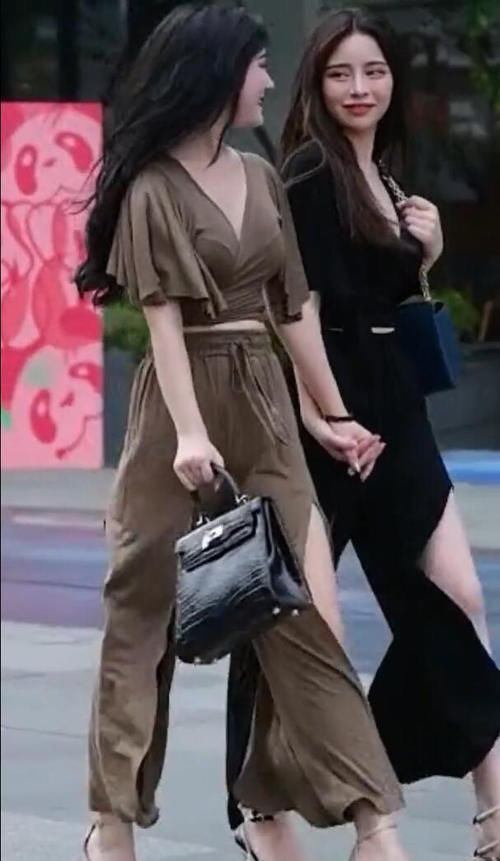 潮流时尚:女神级的都市女郎，“开叉裤”风格独特，看着就美!