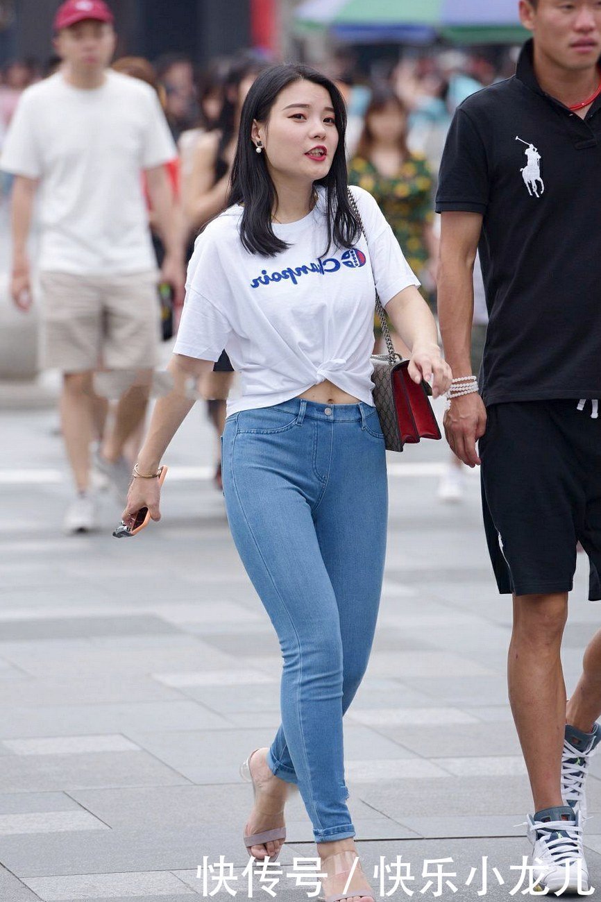 愈加|纯白印花短袖搭配牛仔裤,成熟气息中增添一丝俏皮!