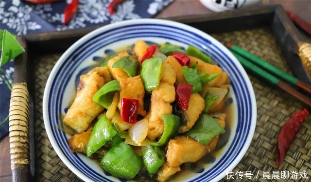 不管炖什么鱼,别再用水炖了,用它炖,鱼肉又鲜又嫩,还没腥味