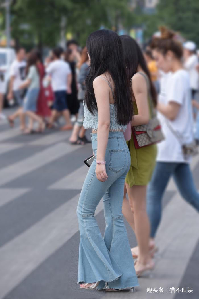 个性|个性吊带衫搭配喇叭裤,小姐姐气质真好