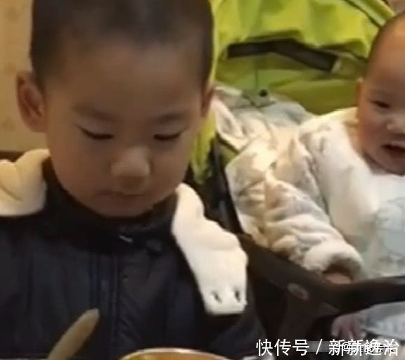 饭碗|7个月的宝宝看到哥哥吃饭,馋得快要流口水,小“表情帝”诞生了