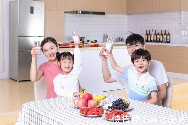 豆制品|龙凤胎男孩天天喝牛奶,女孩天天喝豆浆,六年后身高相差18厘米