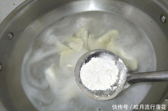  饺子|冻水饺怎么煮，用冷水还是热水教你正确方法，饺子不破皮不露馅