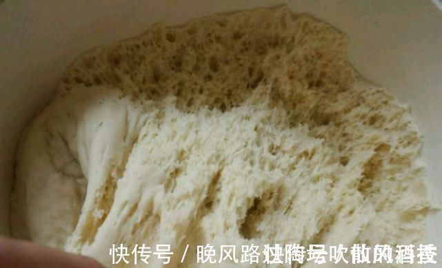 和面时,很多人酵母用错了,难怪发面慢不均匀,馒头口感差不好吃