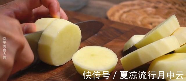 土豆披萨|用土豆做披萨，无需揉面和烤箱，一口平底锅就能做一盘，太香了！