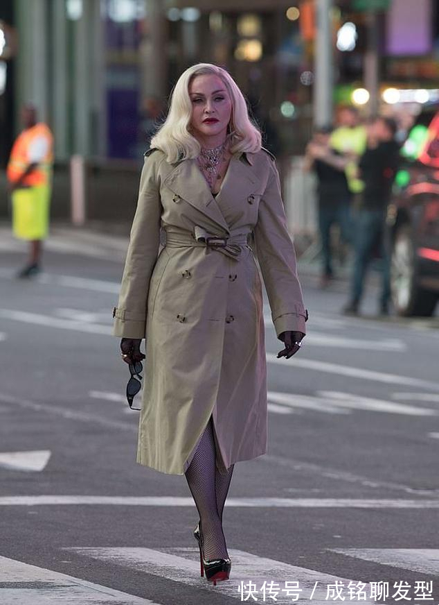 时髦|麦当娜真不服老,63岁照样穿渔网袜踩高跟,气场强大女王范十足