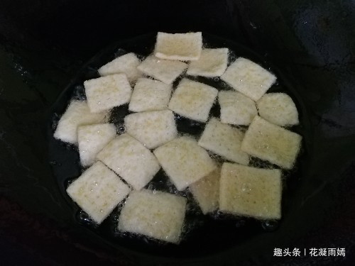 酥脆|小米别光熬粥了，加1个鸡蛋，1碗面粉，教你做成锅巴，又香又酥脆
