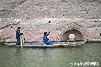 水位大量下降，石壁中突然现出一座佛像，专家从中发现一名人墓地