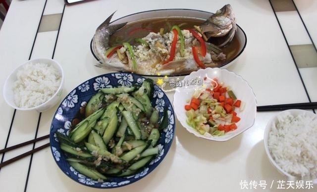 母女俩午餐这样吃,营养好吃清爽不长胖,网友不奢侈不浪费真好
