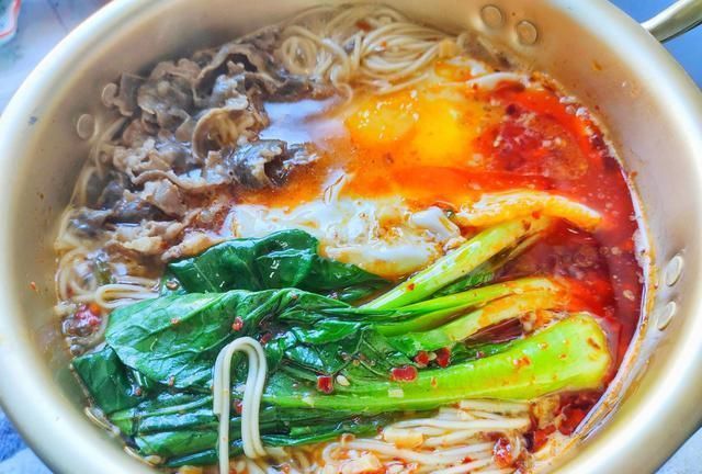 从头|适合冬季吃的面条,有肉有菜还有蛋,一碗下肚从头暖到脚,真舒服