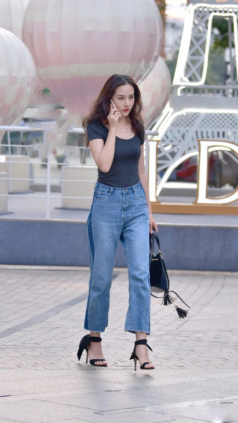 浅灰色|穿衣服不知道怎么搭配颜色,简单一招让你不会出错!