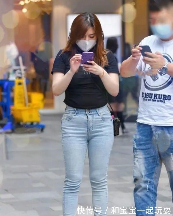 小白鞋 蜂腰细腿的打底裤美女,增加自身的魅力和吸引力,潮范十足!