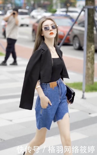 风格|酷女孩的夏日穿搭,黑色背心搭配牛仔裤,宛若一个国际超模