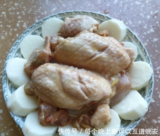 山药蒸鸡肉,香嫩入味,十分下饭