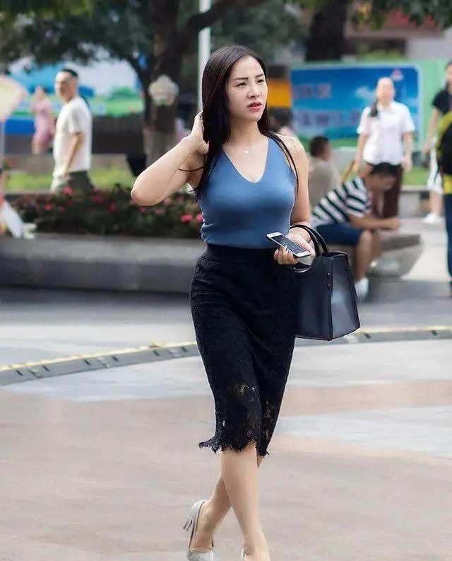 穿搭 轻熟靓丽的小姐姐,半身裙这么搭配,简约时尚有气质