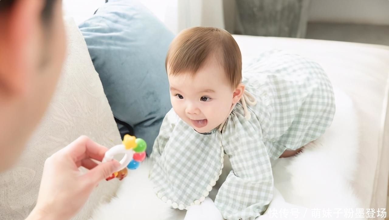 宝宝|宝宝“7滚8爬”不稀奇,能做这3小动作才是真聪明,你娃会几个