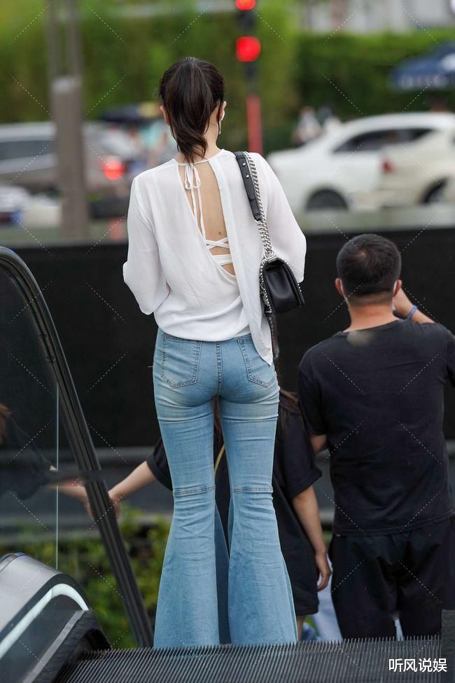 普通的衣服也可以穿出时髦感，白色搭配蓝色牛仔裤，清新时尚