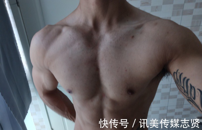 人鱼|肌肉小哥被迫营业,胸肌发达,人鱼线漂亮,太好看了!