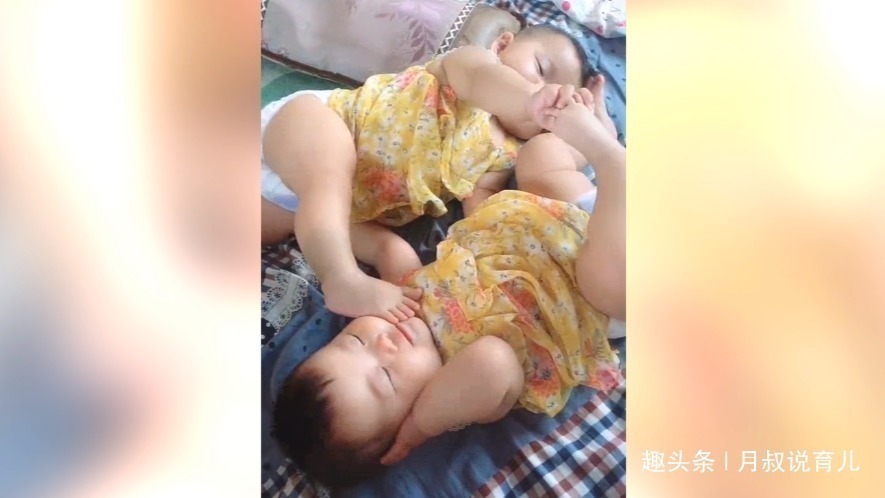 可爱|双胞胎女儿在床上打架, 场面真是太可爱,妈妈不知道帮谁真为难