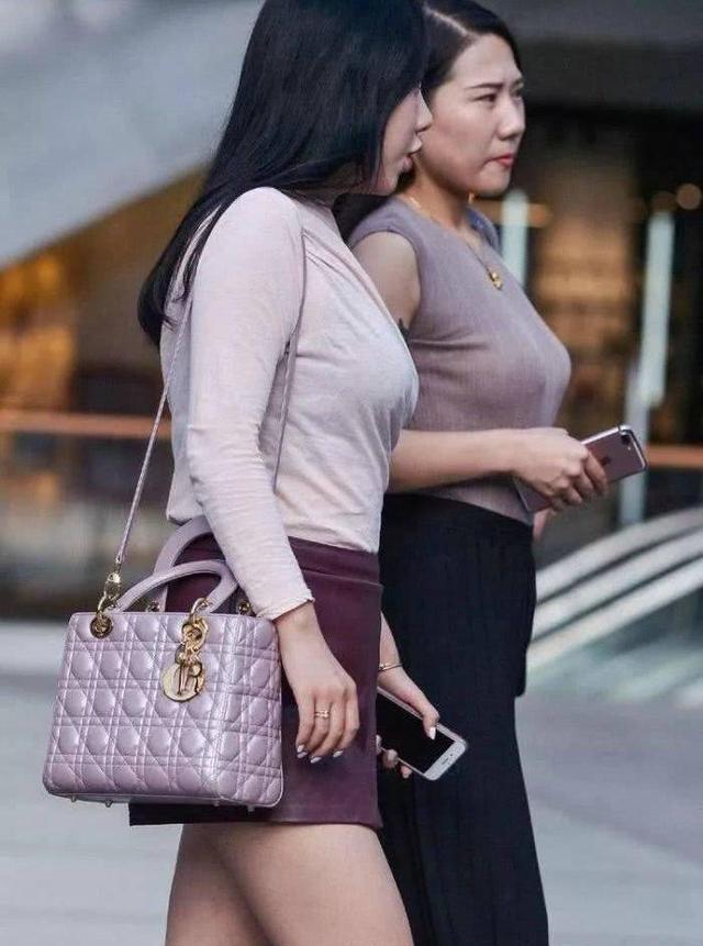 街拍闺密一起穿裙子出门逛街,这样的配色好吸睛