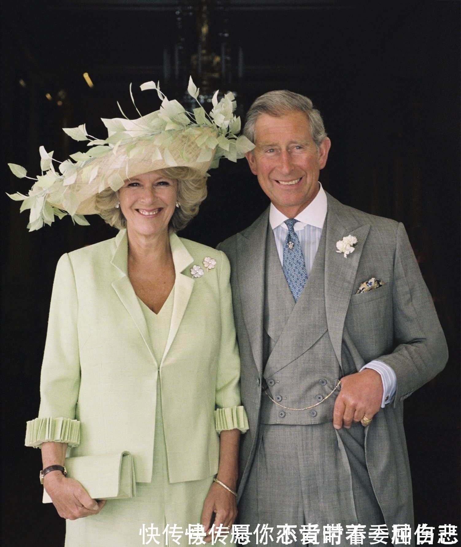 查尔斯|查尔斯夫妇携手营业好甜!卡米拉活成少女,穿黑白裙抢当贤内助?