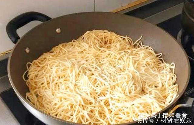  五花肉|夏天，面条如此吃才叫爽，不煮不炒不凉拌，我家一周吃7次，香