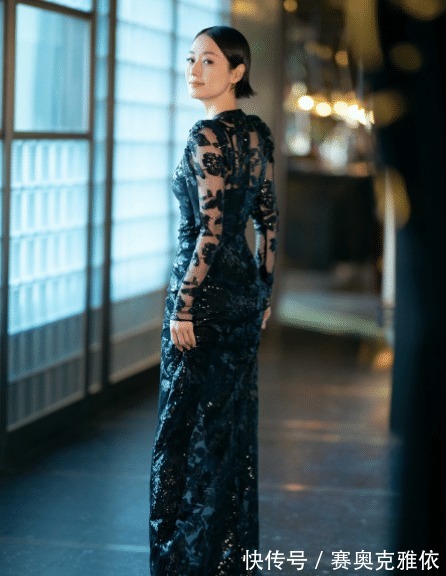 马伊琍|马伊琍真是中年女性穿搭典范,一袭黑色连衣裙成熟优雅,端庄稳重