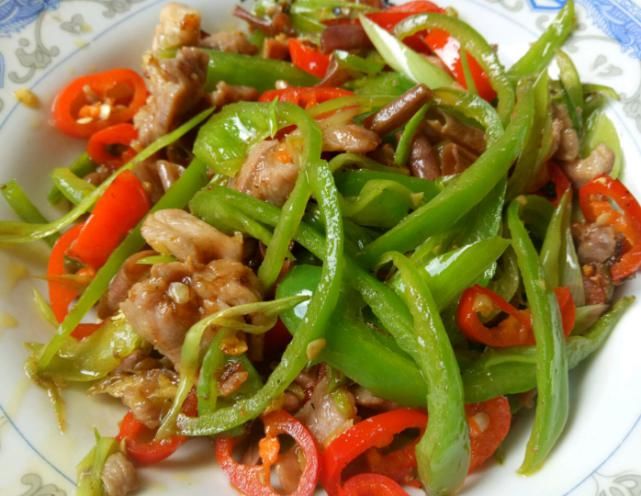 做辣椒炒肉，先炒肉还是先炒辣椒？顺序很关键，肉质鲜香又入味