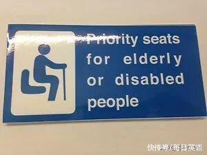 公交车上“让座”该怎么用英语表达？let the seat?