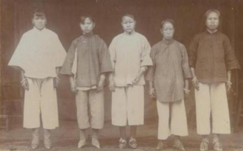  民国小脚女人：靠三寸金莲嫁入豪门，然而每次洗脚都痛的掉泪