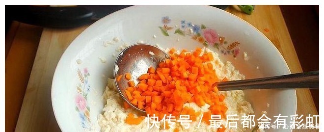 鸡蛋饼|1块豆腐,1个鸡蛋,不用一滴水,筷子两搅,比大鱼大肉还好吃!