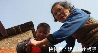 妈妈|孩子跟妈妈睡和跟奶奶睡区别大,不用太长时间,1年就能看出差距