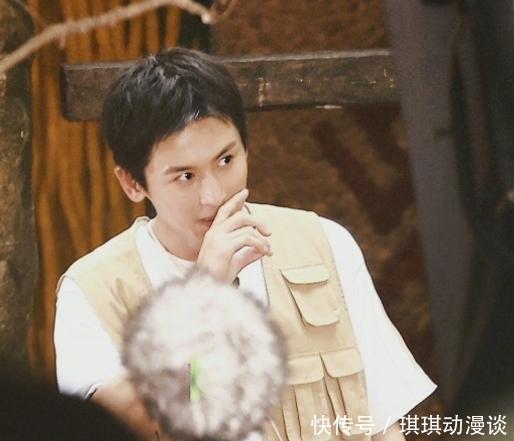 小蛮腰 张哲瀚、许凯录制跑男,两人头上铺满了泡沫,这是玩游戏输了吗