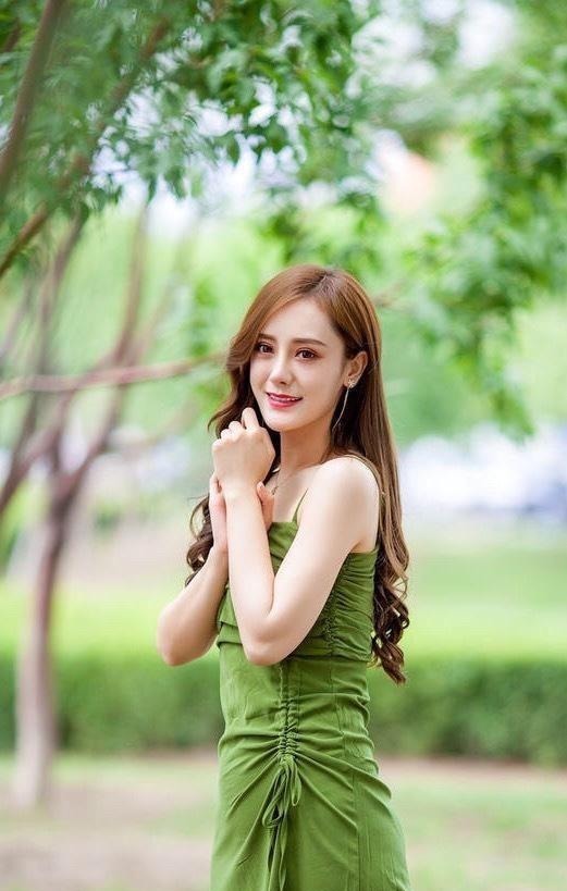 紧身裙 打底裤很适用当今这个节令，穿上去还会显得时尚，让人很有气质感