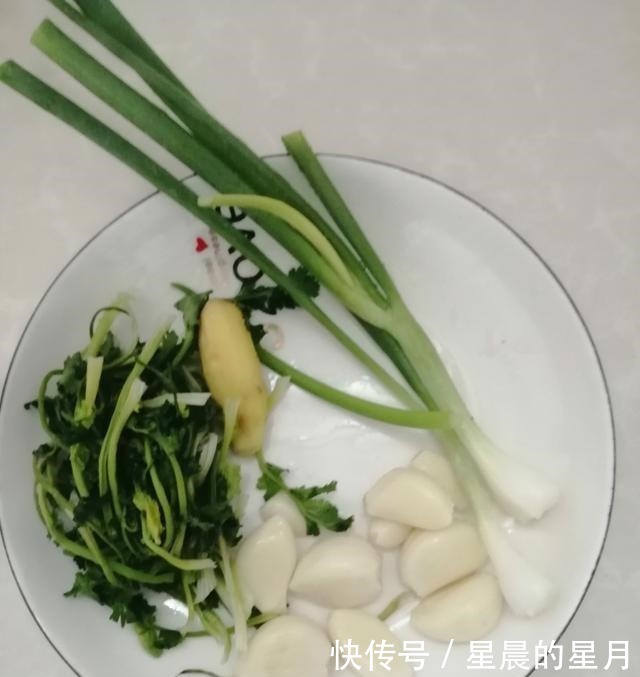 在家|宫保鸡丁怎么做高级大厨教你在家轻松制作这道中外名菜