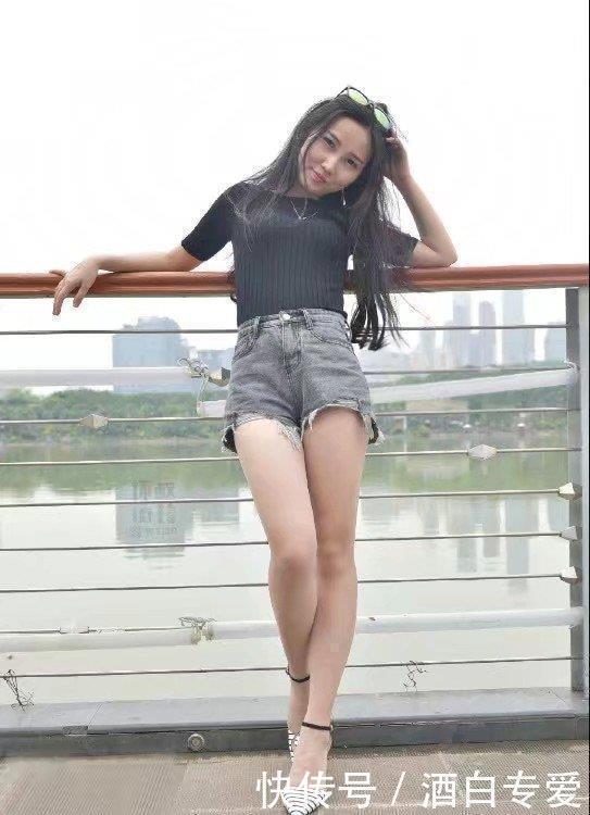 街拍美女天气转暖，轻装上阵，热裤扮靓，修身新潮