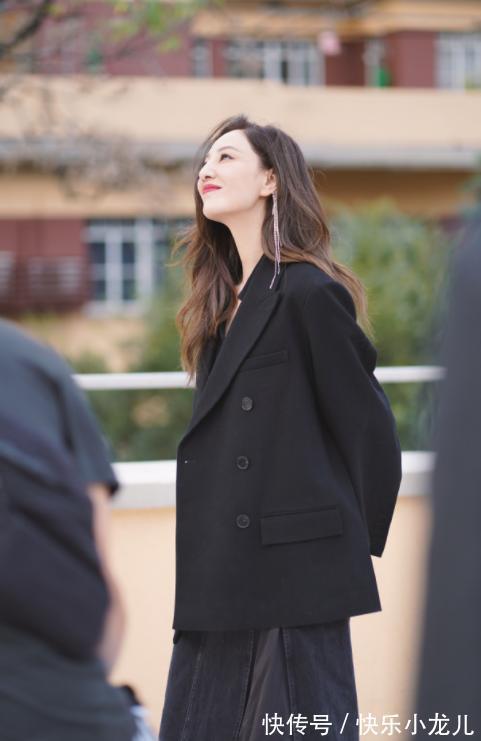 牛仔半身裙 时尚穿搭,穿黑色的牛仔半身裙,挺有时尚气质的