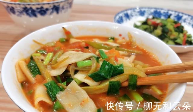 北方人离不开面食,天冷更想吃面食,就爱喝这口鲜香的热汤!