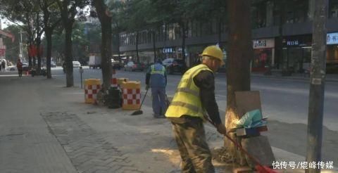  辣眼睛|马路上“50元人民币”散落一地，却无人捡拾，仔细一看不堪入目