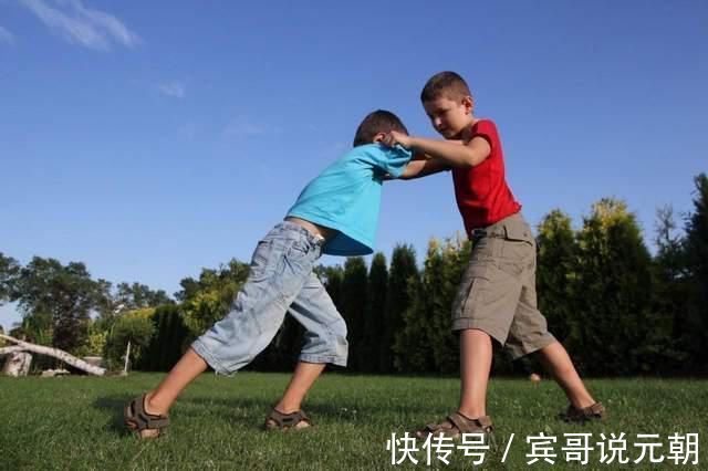 讨厌|妈妈刚走开,2岁姐姐就对刚出生弟弟“下狠手”,女儿:我讨厌他